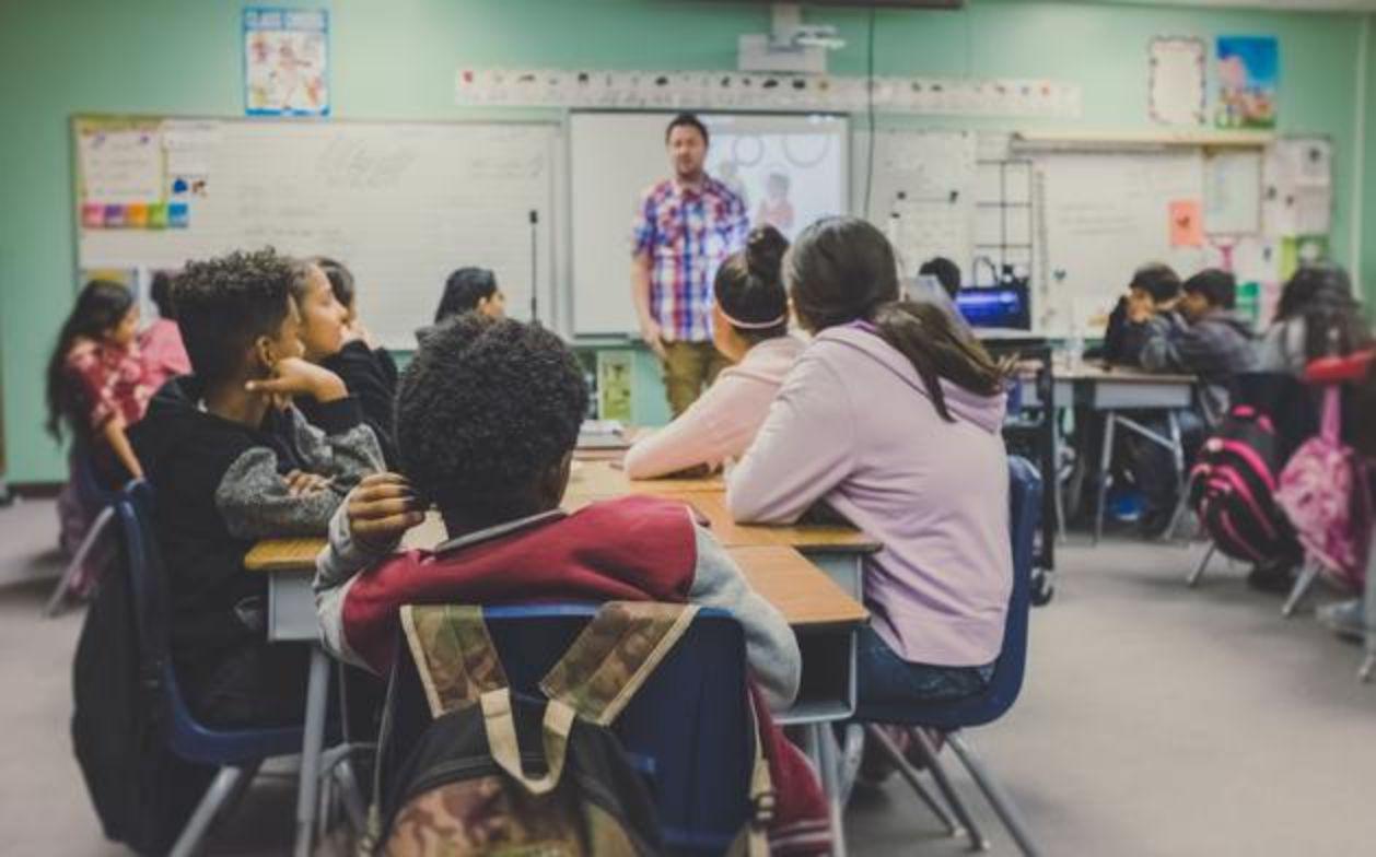 Aux établissements scolaires